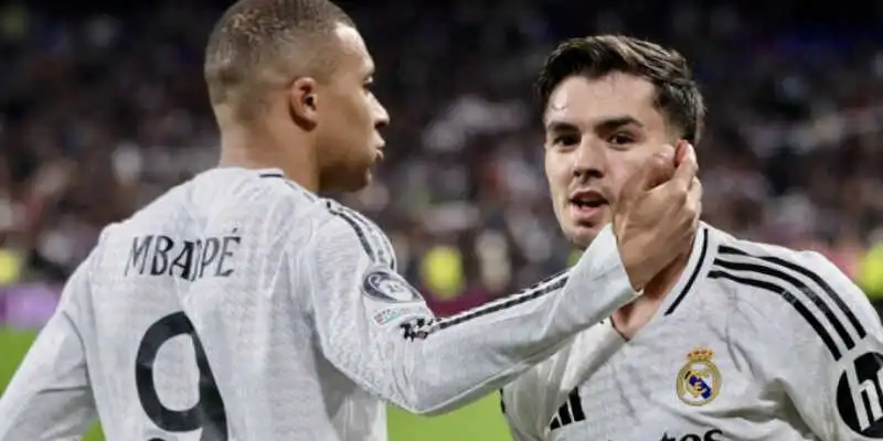 Kylian Mbappe chúc mừng Brahim Diaz sau bàn thắng ấn định chiến thắng